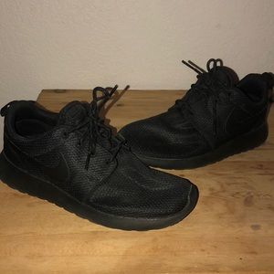 All black Nike Rosche sz 6.5